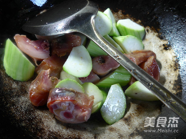 夜开花炒腊鸡腿的家常做法