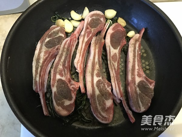 迷迭香杂蔬烤法式羊排怎么煮