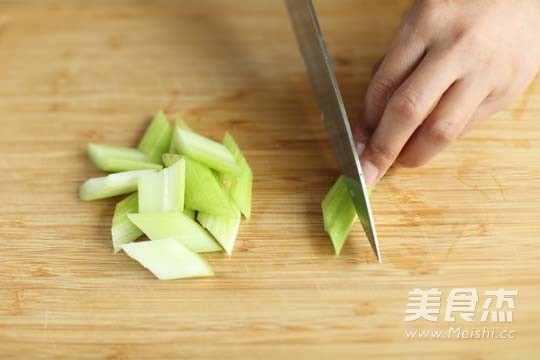 西芹炒肉片的家常做法