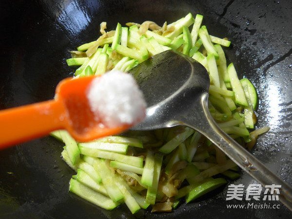 榨菜丝炒西葫芦怎么炒