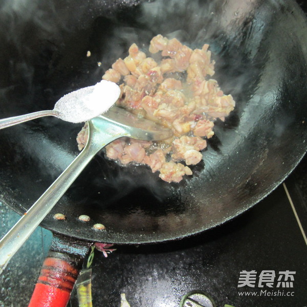 干萝卜丁炒鸡腿的家常做法