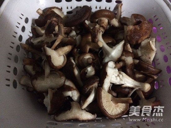 香菇焖鸡肉的做法大全