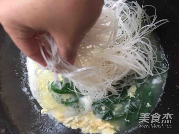 菜心鸡蛋汤米粉怎么炒