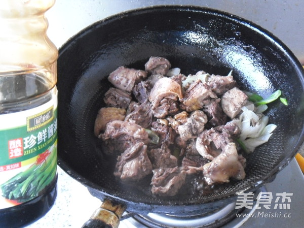 鸡肉块炖土豆怎么做