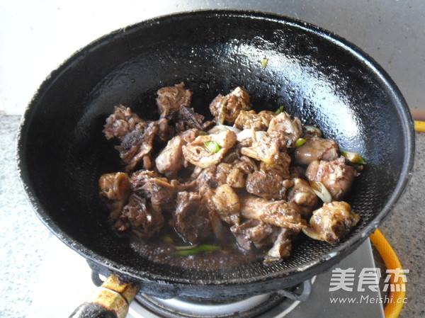 鸡肉块炖土豆怎么炒