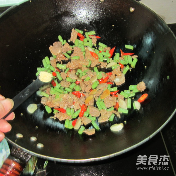 鲜豆角炒瘦肉怎么煸