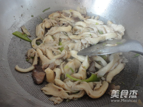 蘑菇尖椒炒肉怎么煸