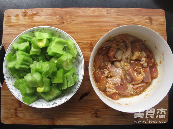 过年菜中的一道清流——微波炉苦瓜鸡球的做法大全