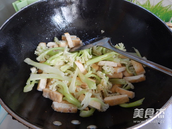 花菜炒豆腐怎样煸