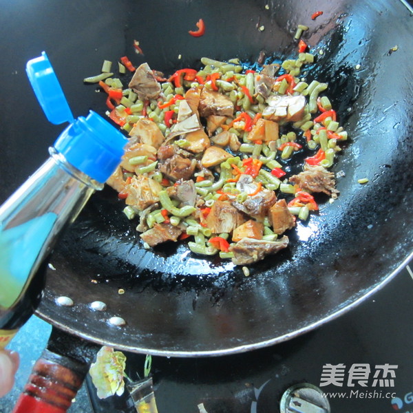 酸豆角炒腊鸡怎么炒