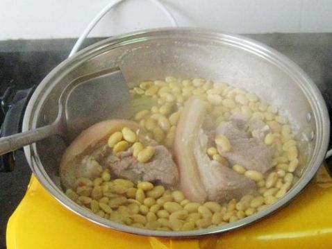 咸猪腿肉炖黄豆怎么煸