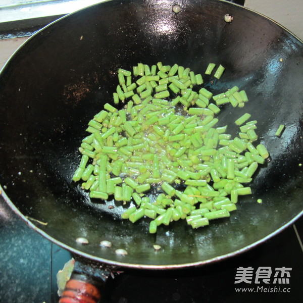 豆角炒烤肉怎么炒