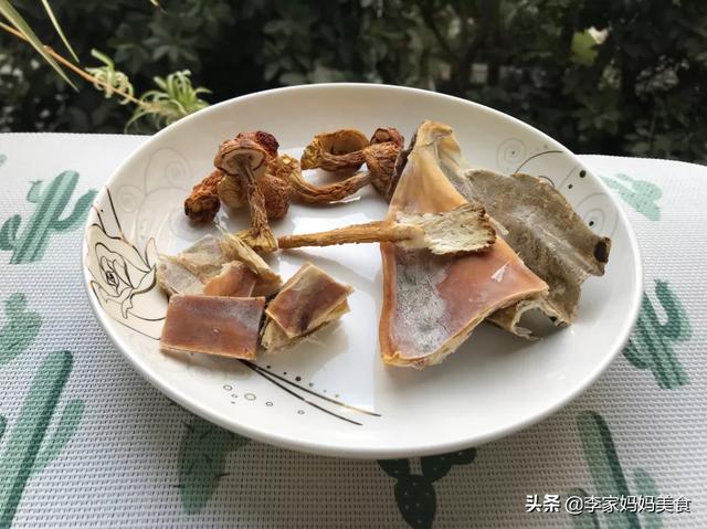 家常煲汤500例,白萝卜与什么搭配煲汤好？