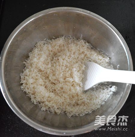 香菇鸡腿煲仔饭怎么吃