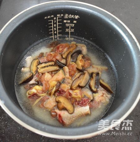 香菇鸡腿煲仔饭怎么炒