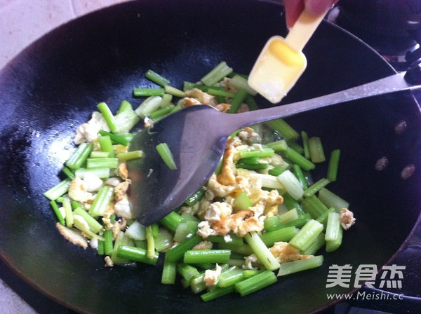 蛋炒芹菜怎么煮