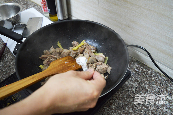 土豆焖鸭肉的简单做法