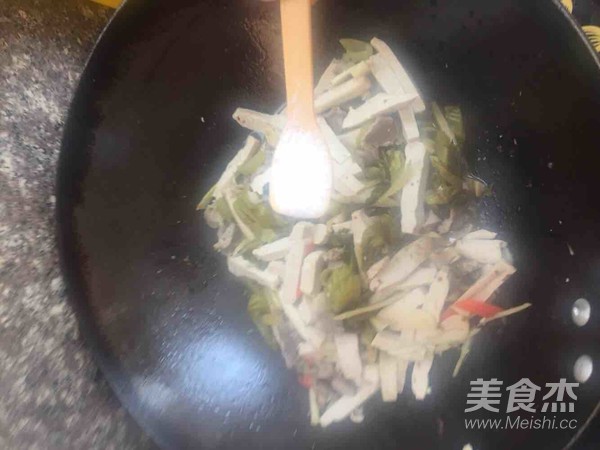 酸菜豆干烧鸡肾怎么煸