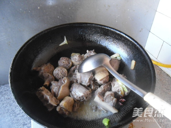 鹅块烧土豆怎么做