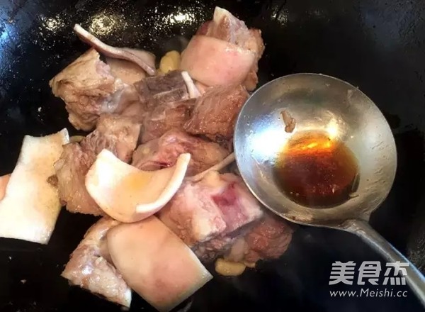 排骨烧肉皮怎么吃