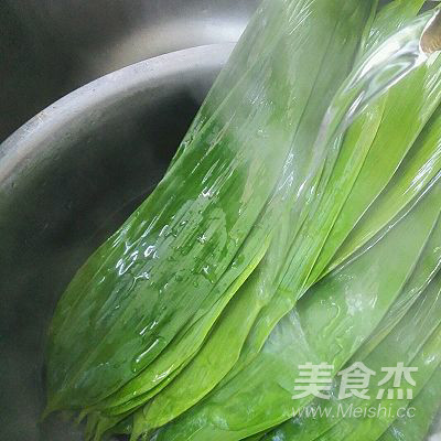 彩米花生香菇肉粽怎么做