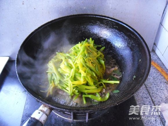 五花肉烧黄花怎么煮