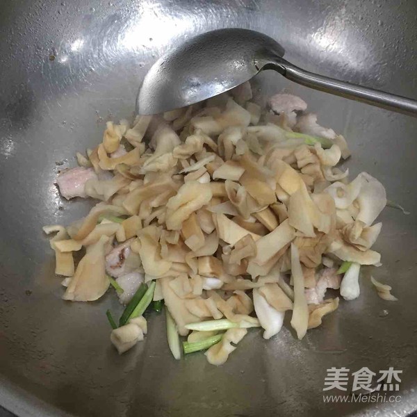 菜心片烧肉盖饭怎么吃