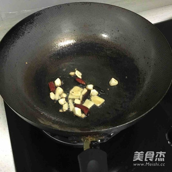 土豆板栗烧鸡块怎么吃