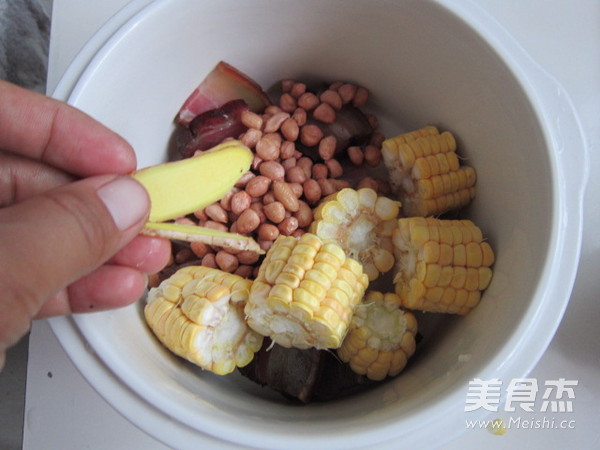 花生玉米腊肉煲的简单做法