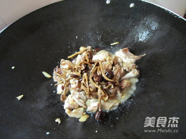 茶树菇炖鸡怎么炒