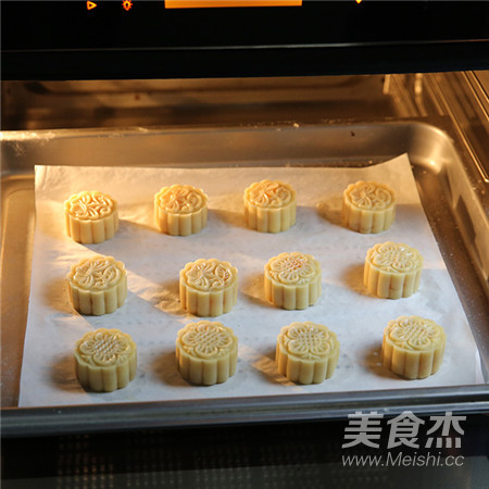 【中秋传统佳品】蛋黄莲蓉月饼怎样炖