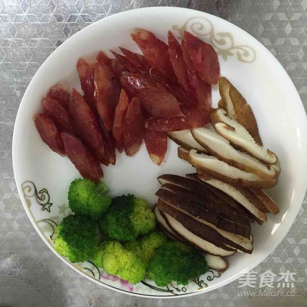 腊味香菇煲仔饭的家常做法