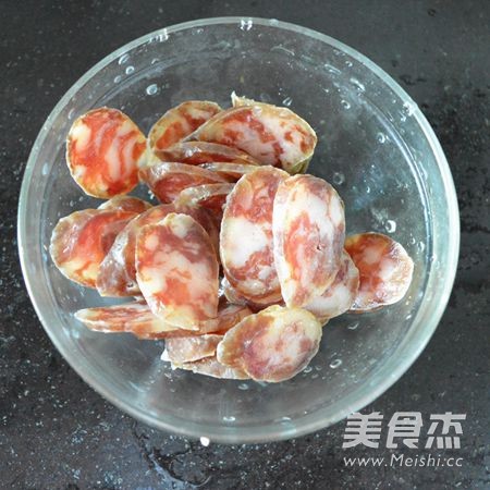 广东西兰花腊肠煲仔饭的简单做法