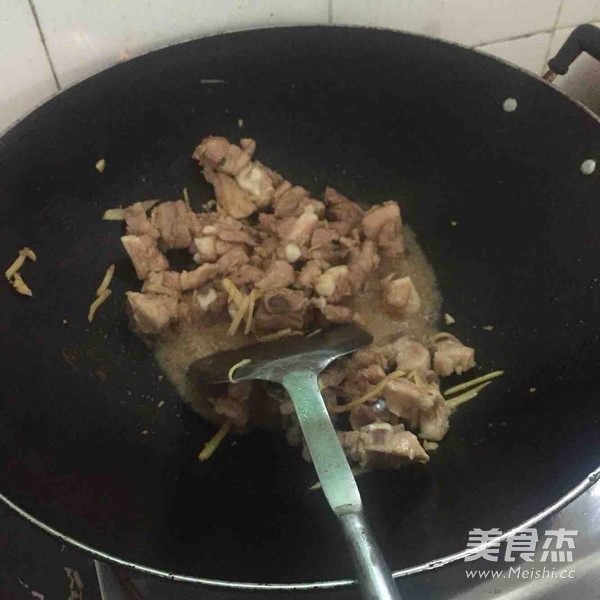 排骨腊肠煲仔饭的家常做法