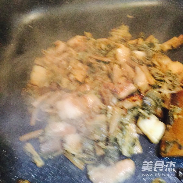 菜干焖猪肉怎么吃