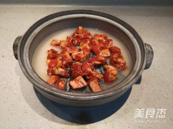 黑金鲍焖土猪肉肽米煲仔饭的家常做法