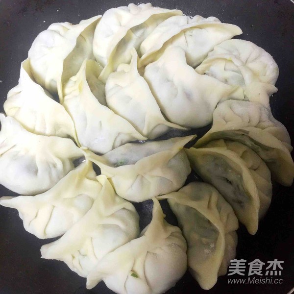 生煎韭菜鸡蛋饺子的简单做法