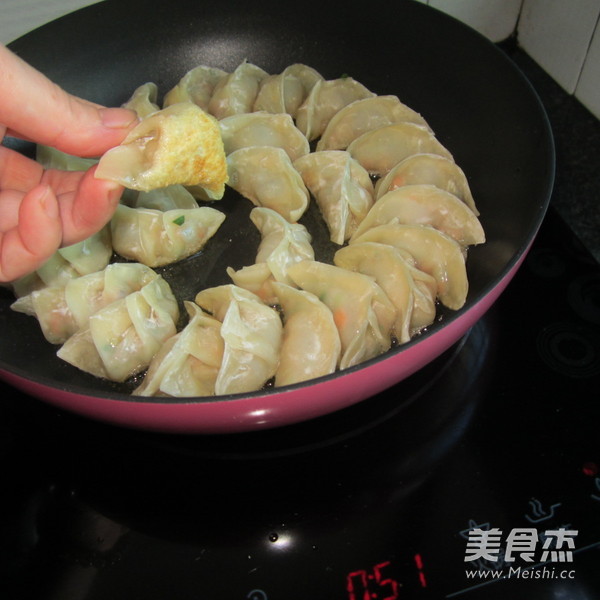 生煎水饺怎么煸