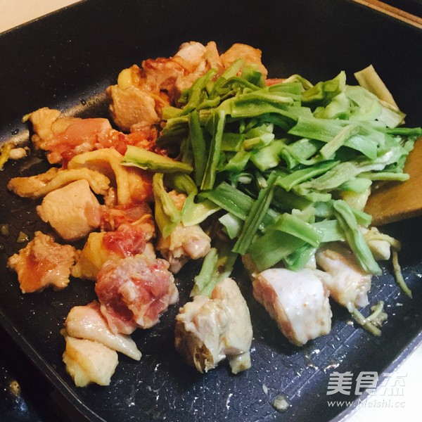 贡菜焖鸡怎么煮