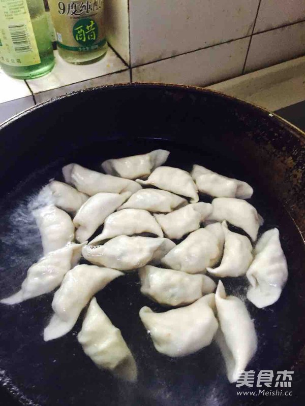 韭菜豆腐水饺怎么煸