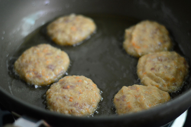 胡萝卜土豆肉饼怎么煸