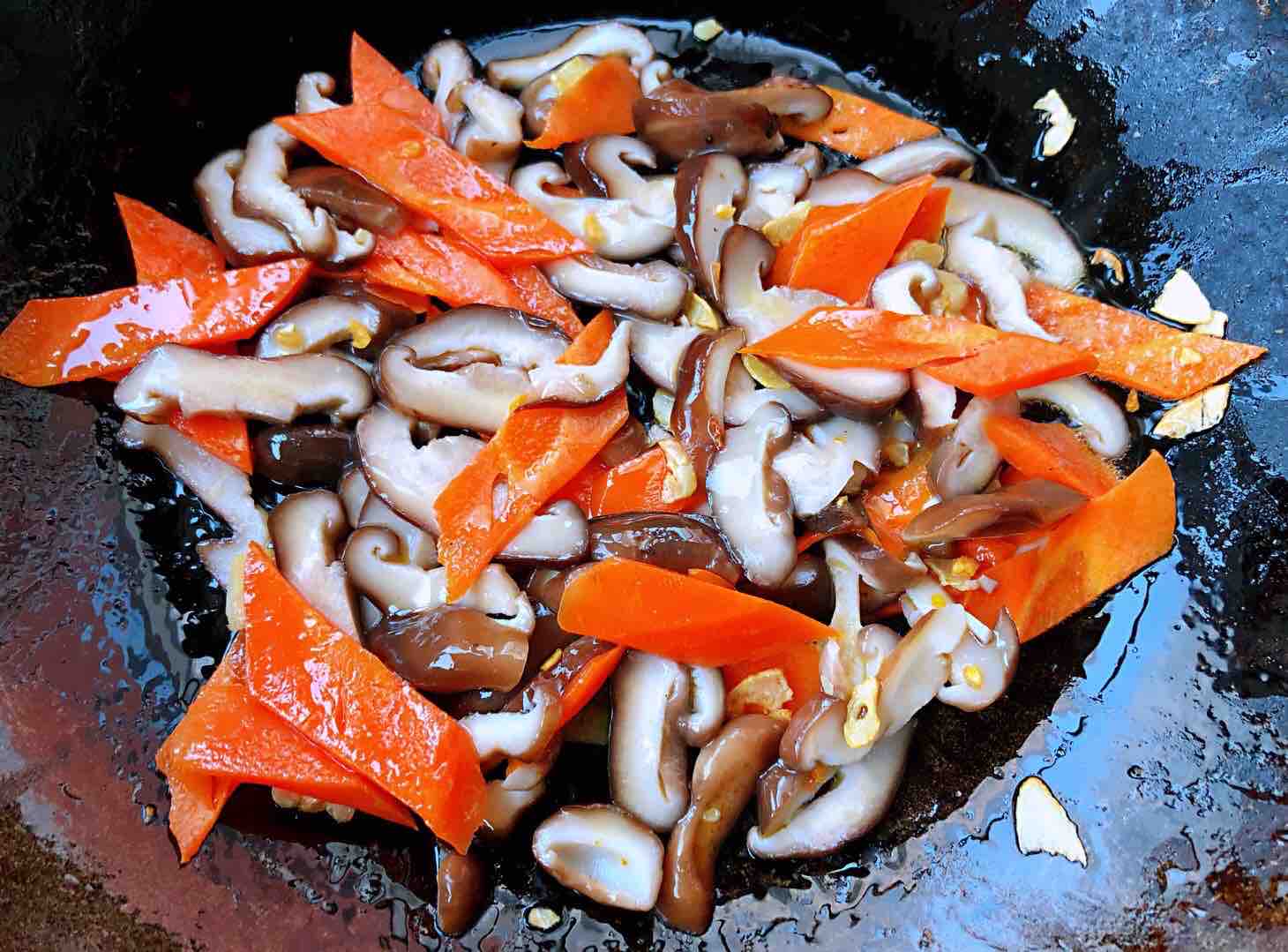 茼蒿炒鸡蛋香菇胡萝卜怎么煮