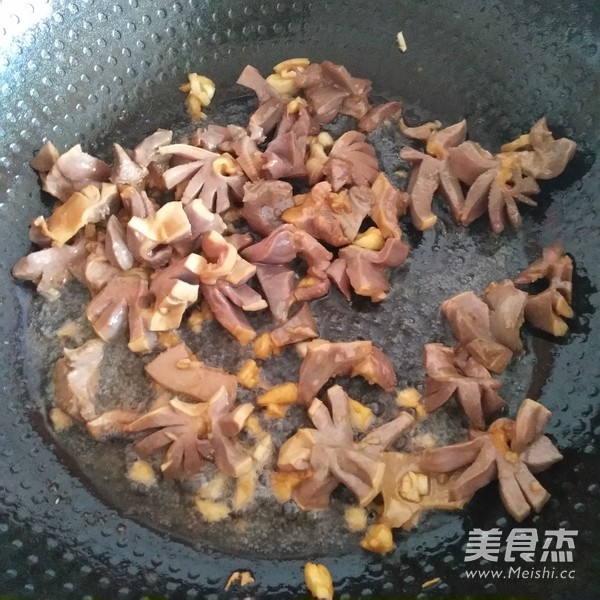 鸭胗炒韭菜的家常做法