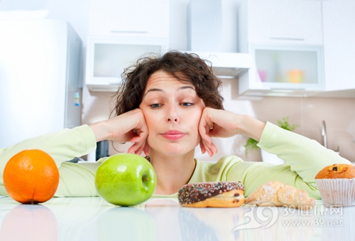 青年 女 健康饮食 苹果 橙子 水果 甜品 甜甜圈 蛋糕 选择_23246676_xxl