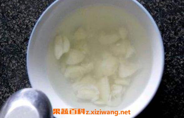 开水泡大蒜有什么功效 生大蒜泡开水喝的效果