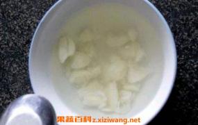 开水泡大蒜有什么功效 生大蒜泡开水喝的效果