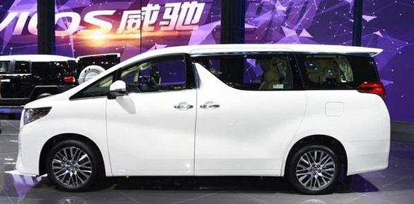 v6丰田商务,丰田豪华mpv，车长4975mm配v6引擎，还带大沙发座椅