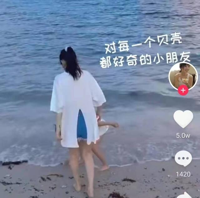 贾乃亮妈妈问李小璐,李小璐母女沙滩秀美腿，双双沉默应对贾乃亮生日，两人关系再成疑