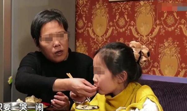 今天奶奶喝掉,奶奶喝掉孙女剩下奶粉，宝妈直接扔掉奶瓶，隔辈带娃矛盾太多