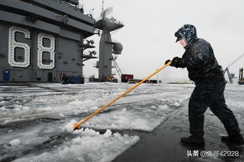 白令海峡,航空母舰能通过白令海峡吗？